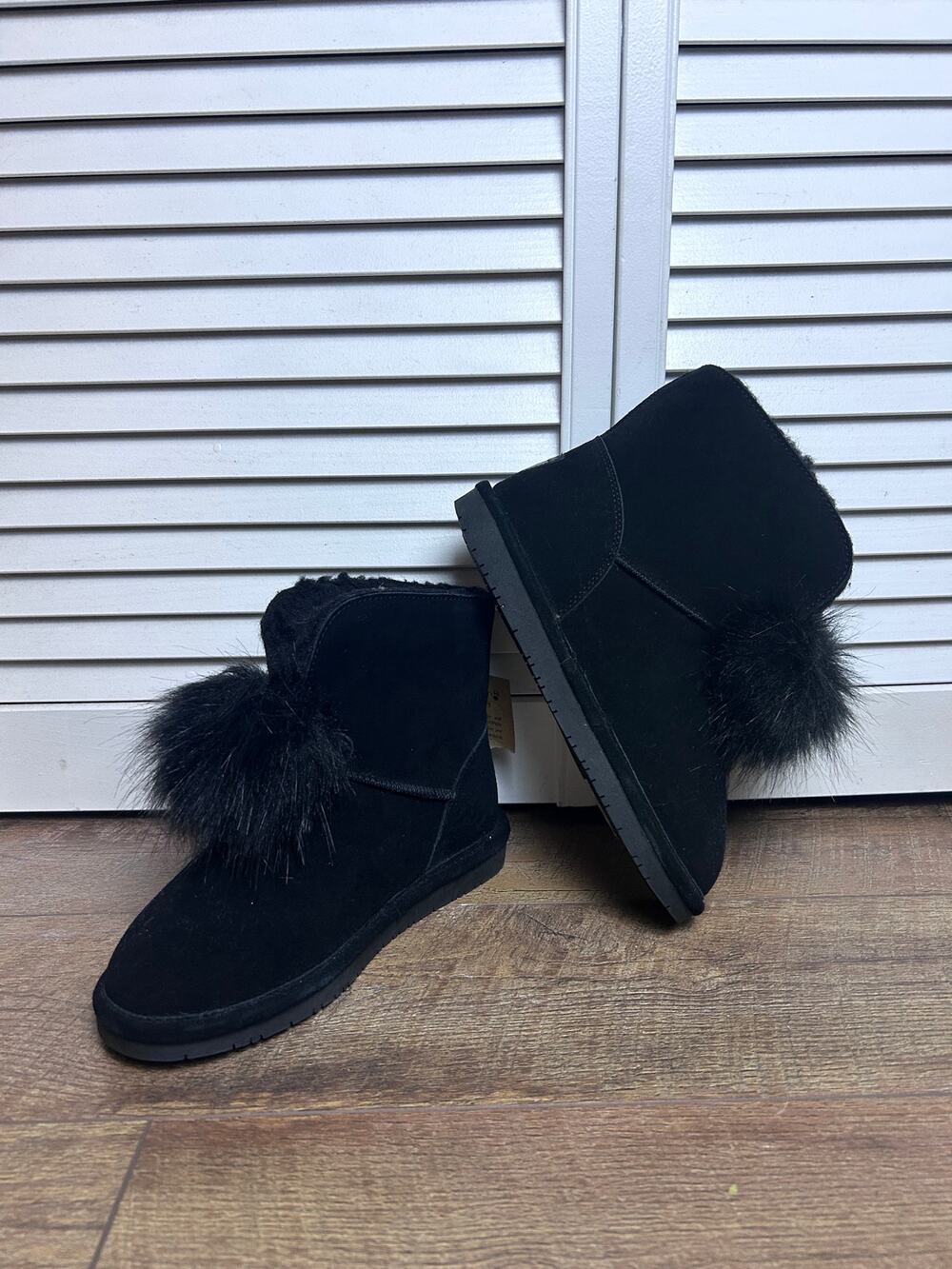BEARPAW Libby 2283W Fuzzy Suede Pom Pom Boots NWT Women's 8 / UK 6